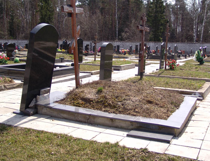 Нарушения технологии при изготовлении фундамента надгробия - приводит к обрушению памятника и к повторной устаноки.