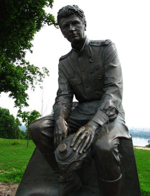 Памятник лётчику Леониду Быкову, посвященный всем военным пилотам.  Аллея Славы, Киев.