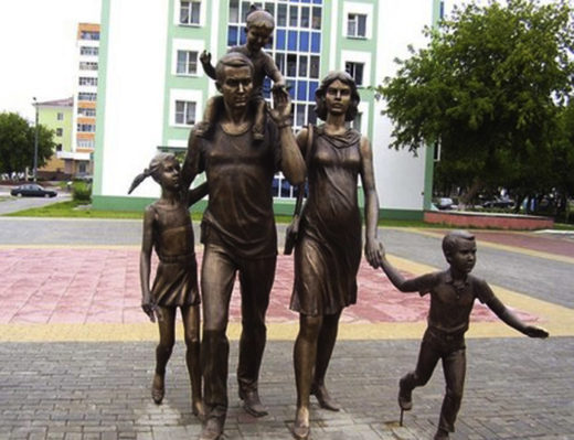 Бронзовая скульптурная композиция молодой семье.