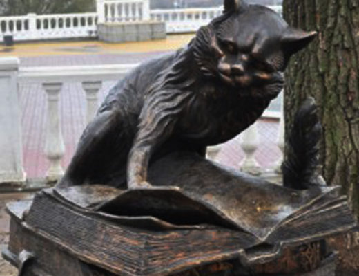 Бронзовая скульптура героя пушкинских сказок – кота-учёного. Калуга.