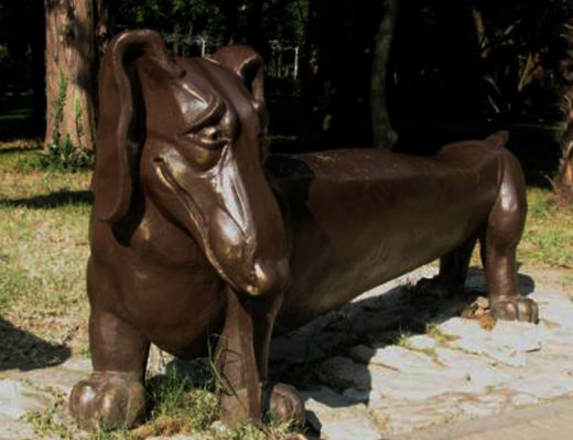 Бетонная скульпура “Такса” в городе Сочи в одном из парков.