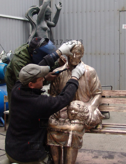 Обработка бронзовой скульптуры.