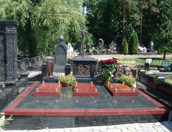 Троекуровское кладбище. Грузинский памятник с крестом.