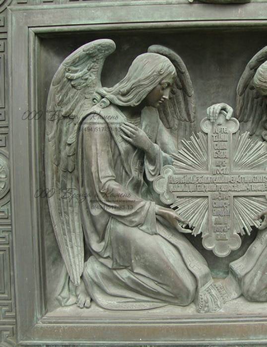 Фрагмент ворот Исаакивского собора. Коленопреклоненные ангелы.